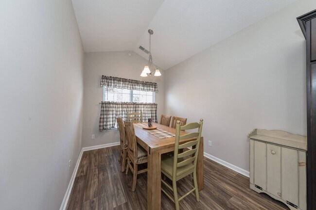 Building Photo - 2 bedroom condo close to W&M