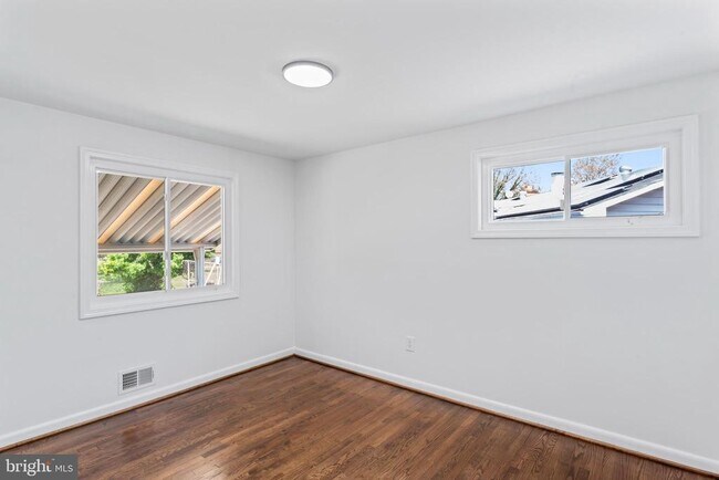 Building Photo - 2521 Fairhill Dr