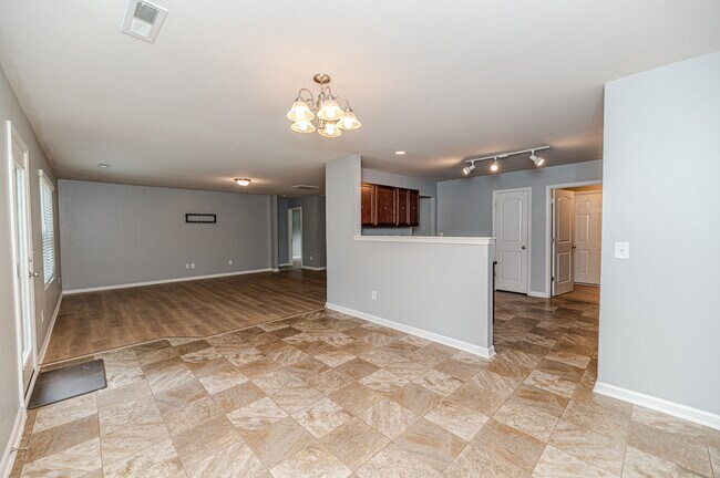 Building Photo - 2441 Westgate Dr