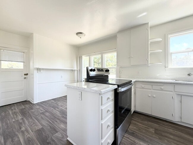 Building Photo - Charming Cottage in Fire Mtn.