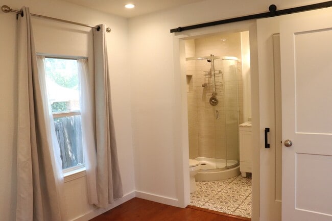 Building Photo - 713 E 45th St