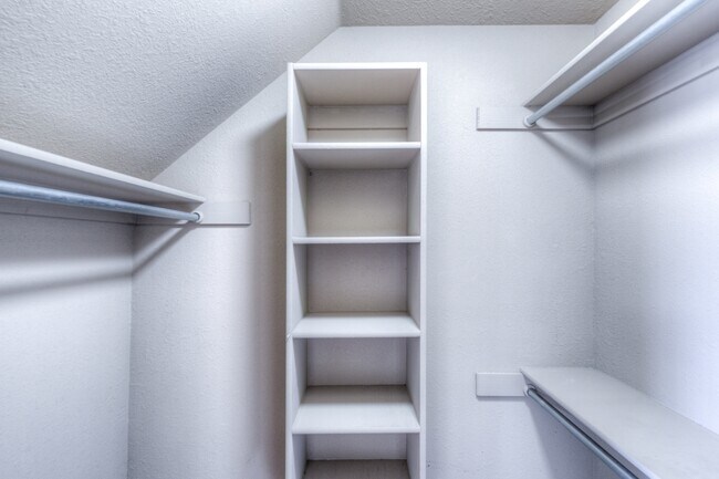 Building Photo - 1317 W Dover St