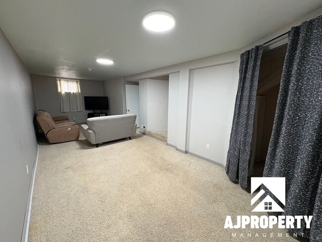 Building Photo - 809 E Presentation St