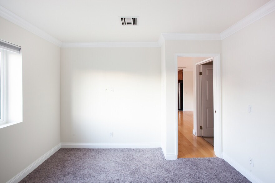 Building Photo - 1510 S Barrington Ave