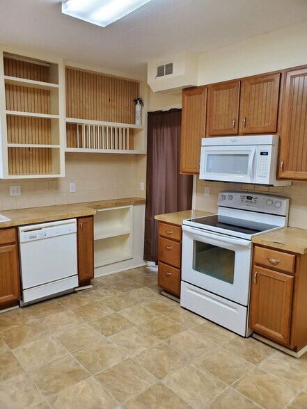 Kitchen_01 - 607 Harrison Ave