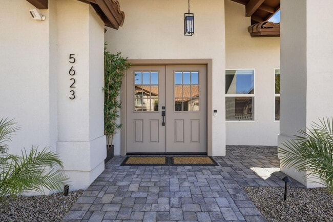 Building Photo - 5623 E Claire Dr