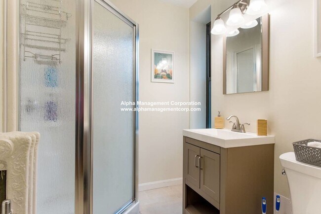 Building Photo - Amazing Coolidge Corner Apt right by T, Shopping, Nightlife and Restaurants.  Quick commute to BU!