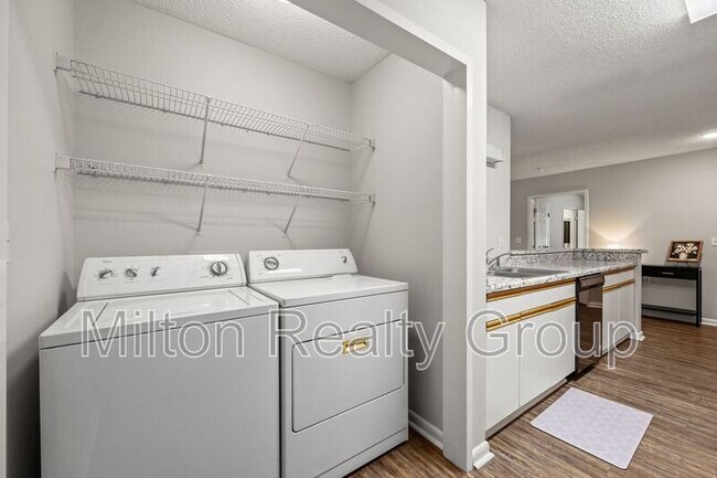 Building Photo - 74 Fantasy Ln