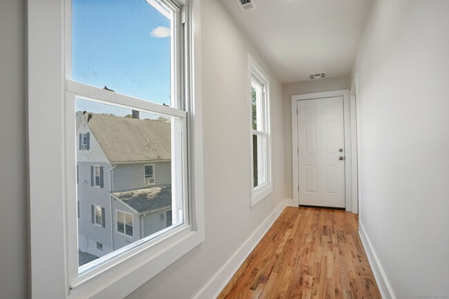Building Photo - 10 Perry Hill Rd