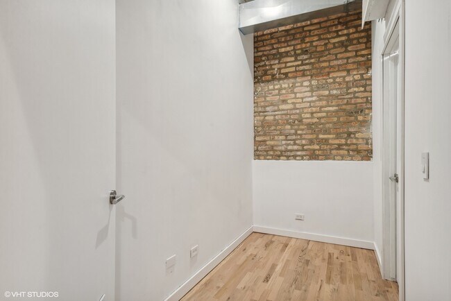 Building Photo - 2156 W Hubbard St