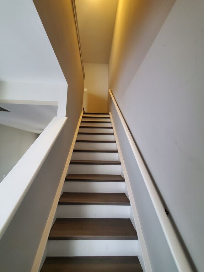 Building Photo - Beautiful 3 story townhome in Charlotte, NC