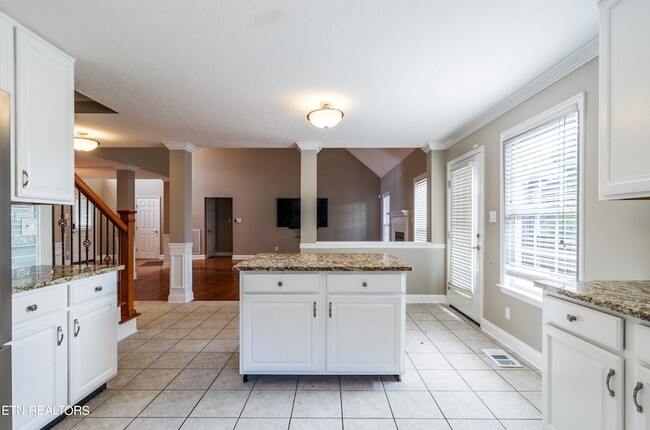 Building Photo - 1100 Winterberry Ln