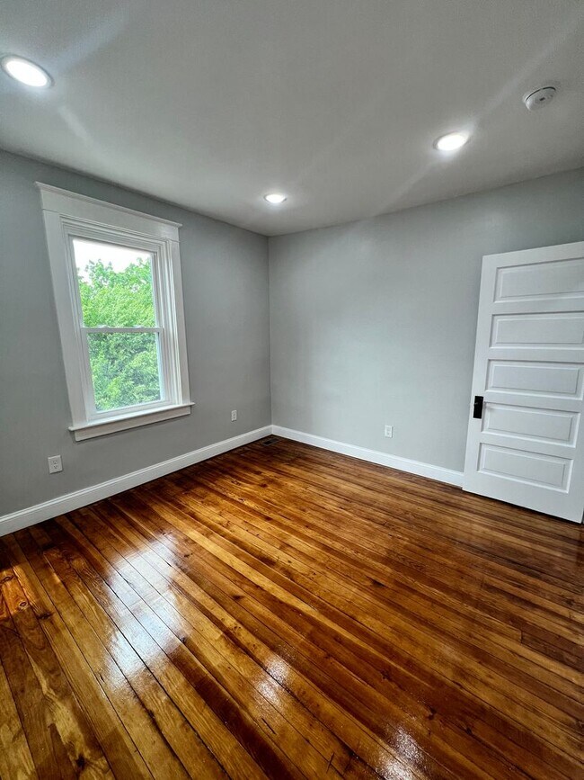 Building Photo - 31 N Poplar St