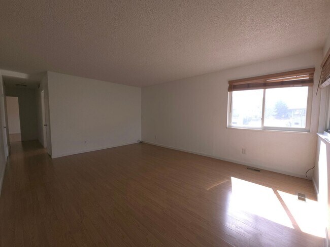 Building Photo - 2 Bedroom Oasis With Covered Parking