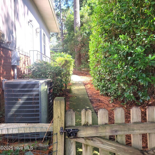 Building Photo - 62 Pine Ridge Dr