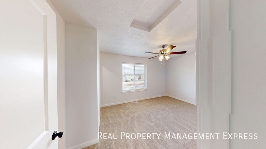 Building Photo - Modern 1 Bedroom Townhome with 1.5 Baths