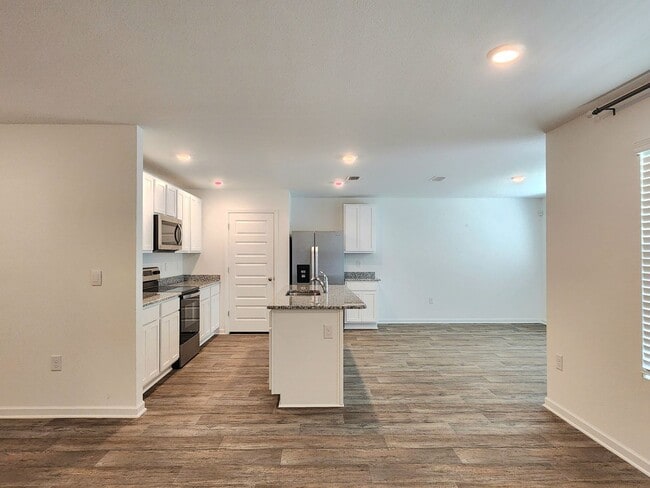 Building Photo - Lovely 4/2 available now in Raley Farms of...