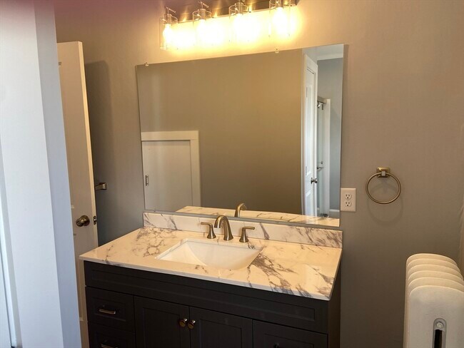 Building Photo - 16 Taft St