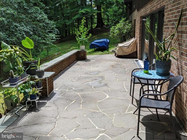 Building Photo - 10264 Greystone Rd