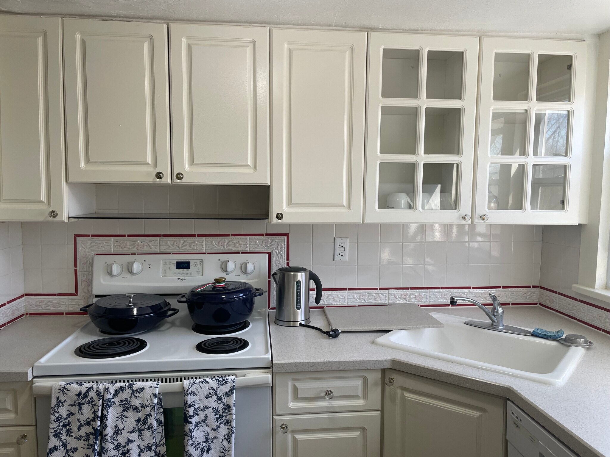 Fully equipped kitchen - 123 Huguenot St