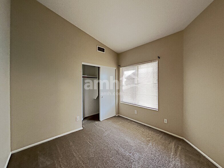 Building Photo - 15681 W Magnolia St