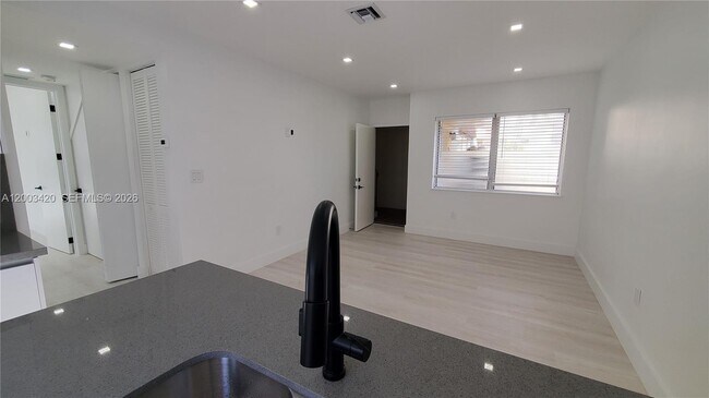 Building Photo - 215 Zamora Ave