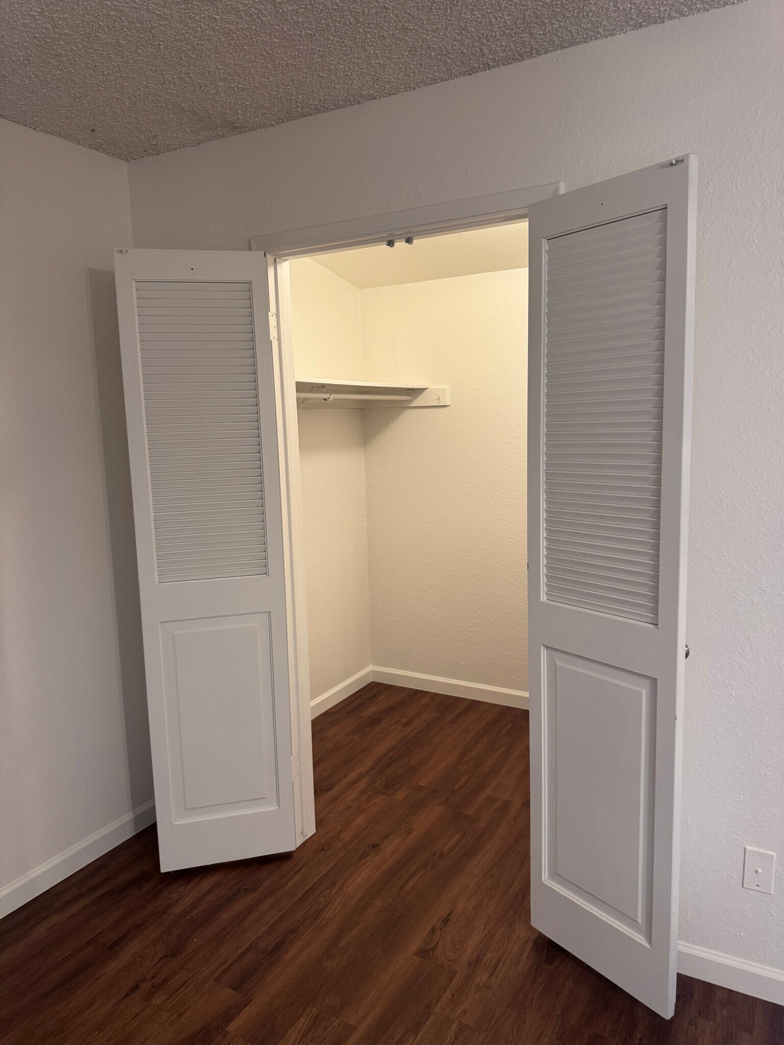 Building Photo - 1550 N Stapley Dr