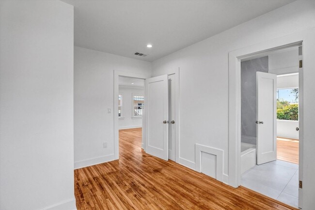 Building Photo - 1413 E 76th Pl