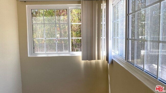 Building Photo - 443 S Wilton Pl