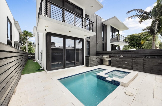 Building Photo - 2516 NE 21st St