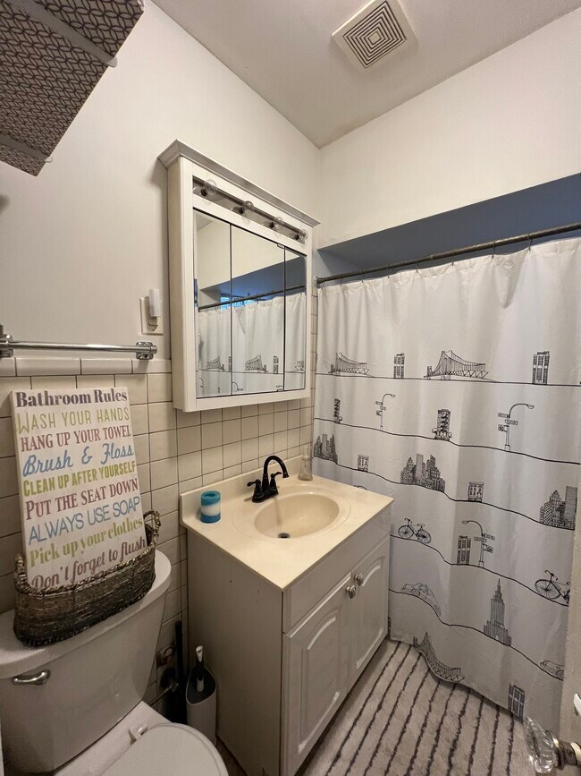 Building Photo - 1516 W Thome Ave