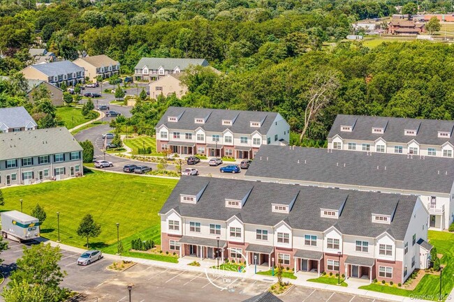 Building Photo - 725 Eastview Dr