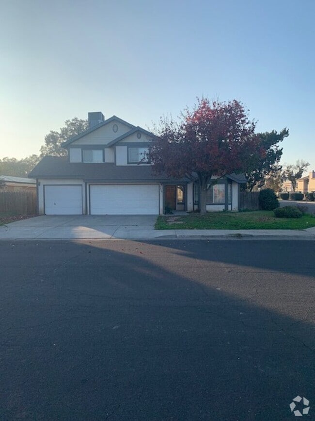 Building Photo - Beautiful 4 Bedroom 2 Bath Located in Nort...