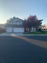 Building Photo - Beautiful 4 Bedroom 2 Bath Located in Nort...
