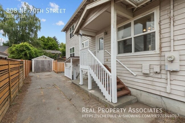 Building Photo - 808 NE 70th St
