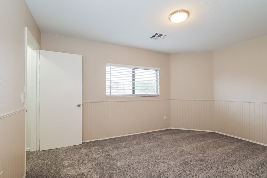 Building Photo - 2809 E Cherry Hills Dr