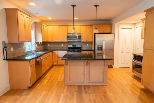Building Photo - 4bd/2.5ba Seattle Home