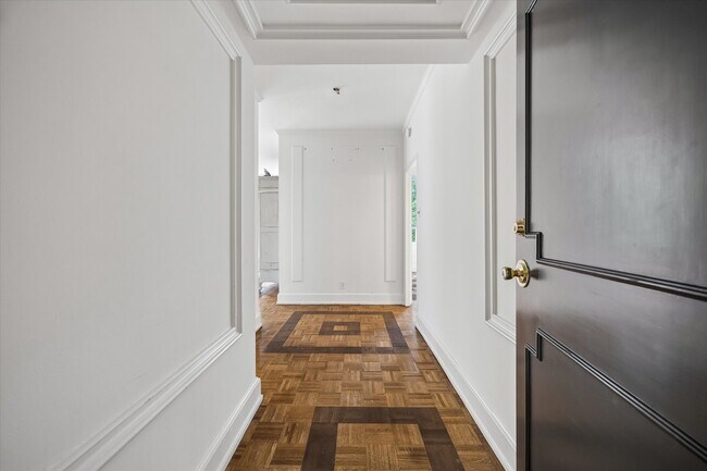 Building Photo - 2701 Westheimer Rd