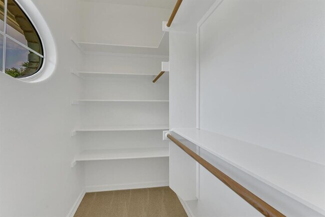 Building Photo - 701 Oaklands Dr
