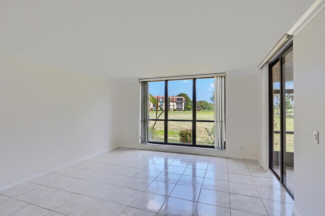 Building Photo - 5390 Woodland Lakes Dr