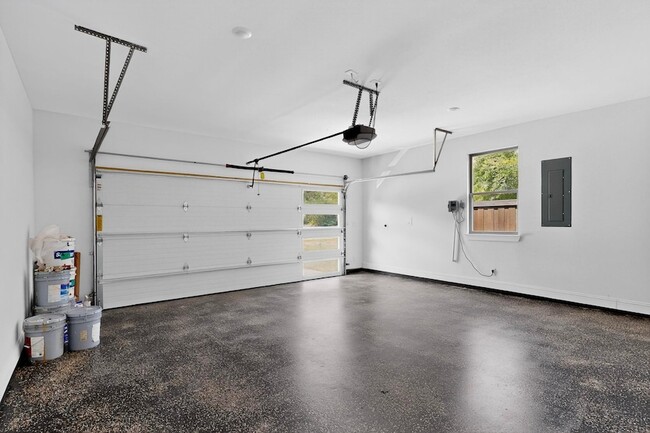 Building Photo - 1840 Highland Dr E