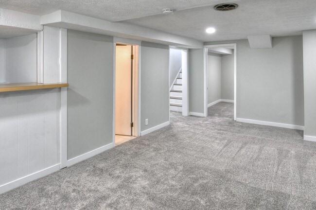 Building Photo - 4 bed in Aksarben