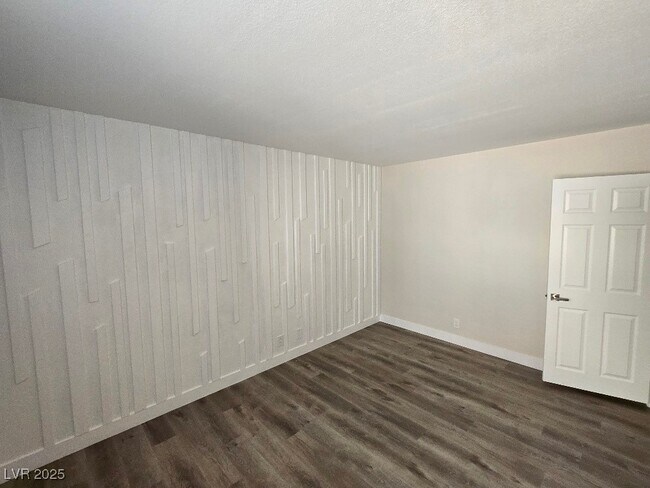 Building Photo - 5260 River Glen Dr