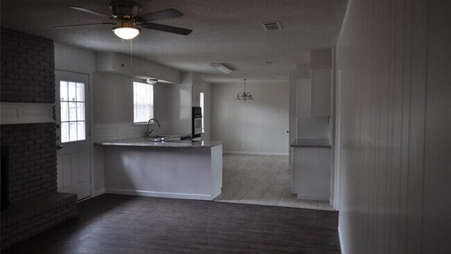 Building Photo - 2232 Shady Brook Dr