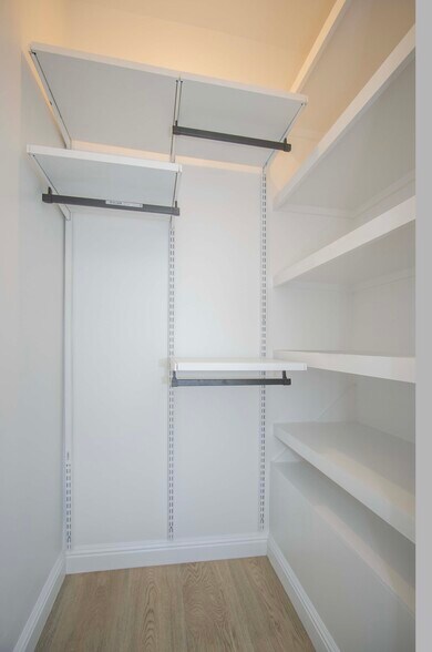 Building Photo - 220A Romain St