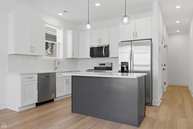 Building Photo - 4841 S Prairie Ave