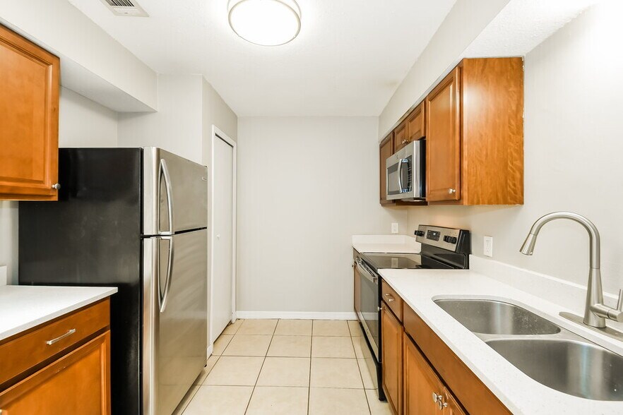 Building Photo - 1834 Manitoba Ct N