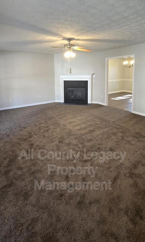 Building Photo - 605 Castlebrooke Dr SE