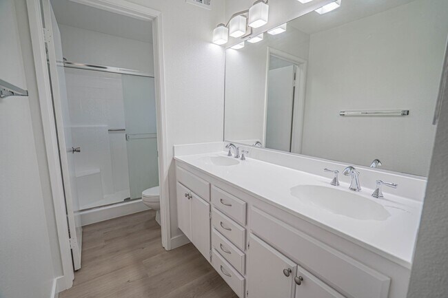 Building Photo - 2-Bedroom Townhouse with Community Pool & ...