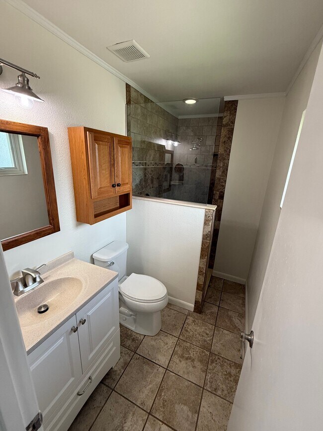 Building Photo - 620 Travis Cir